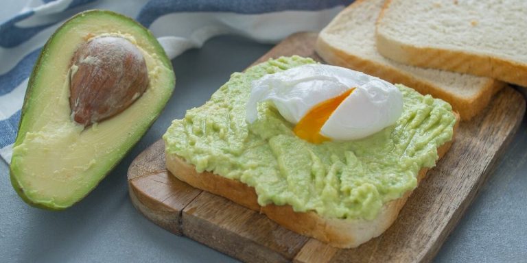 Tost z awokado i jajkiem w koszulce