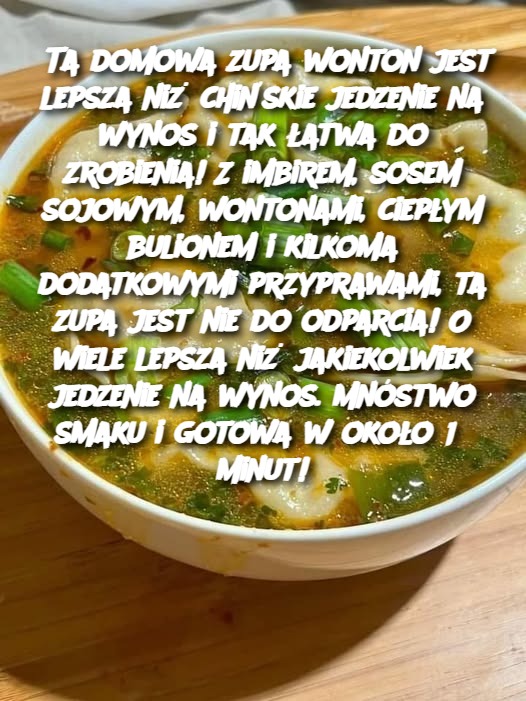 Ta domowa zupa wonton jest lepsza niż chińskie jedzenie na wynos i tak łatwa do zrobienia! Z imbirem, sosem sojowym, wontonami, ciepłym bulionem i kilkoma dodatkowymi przyprawami, ta zupa jest nie do odparcia! O wiele lepsza niż jakiekolwiek jedzenie na wynos. Mnóstwo smaku i gotowa w około 15 minut!