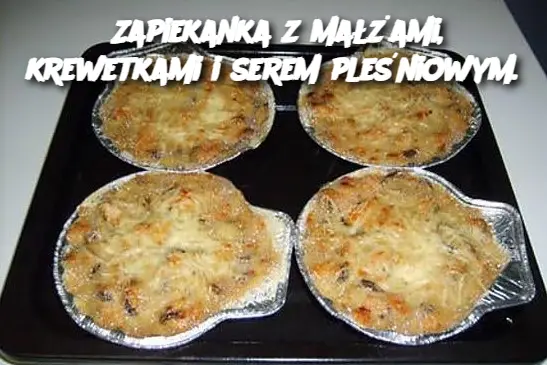 Zapiekanka z małżami, krewetkami i serem pleśniowym.