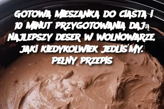 Gotowa mieszanka do ciasta i 10 minut przygotowania dają najlepszy deser w wolnowarze, jaki kiedykolwiek jedliśmy. Pełny przepis