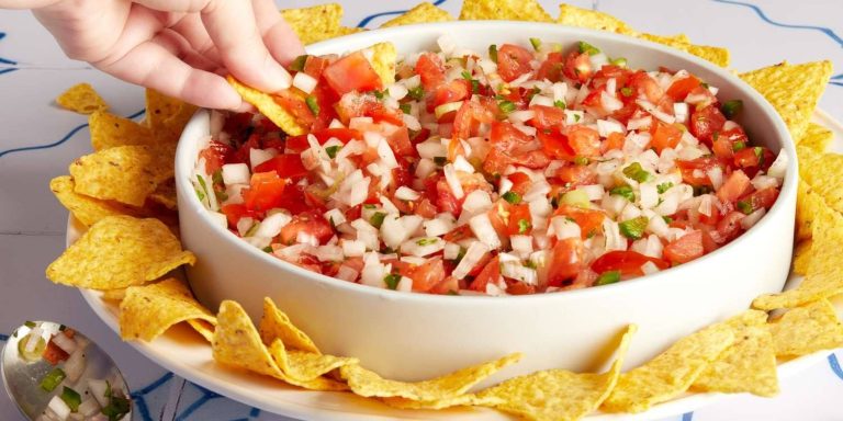 Czy kochasz pico de gallo tak jak ja? To klasyczny meksykański dip pomidorowy (lub sos), który dodaje świeżego, zdrowego, niskokalorycznego smaku do niemal każdego meksykańskiego posiłku