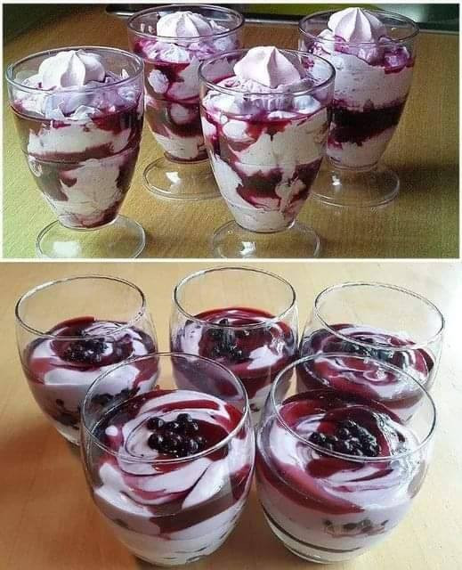 Pyszny deser z mascarpone i jagodami.